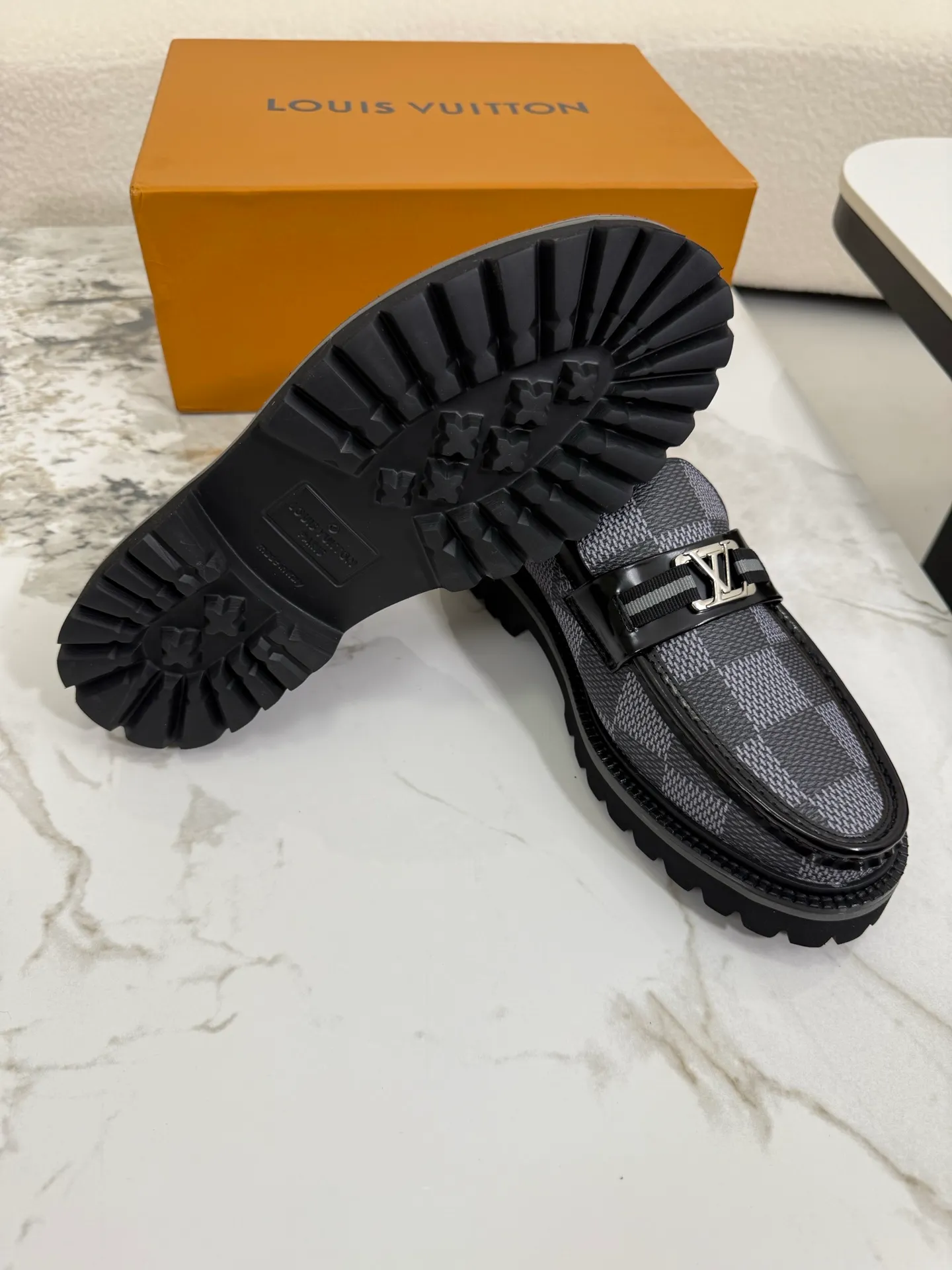 [L Family] Top P: 800💰 ▪️Size: 39-44 (38.45 custom-made) The top male god leather shoes Lv series are sold at the same time with original factory configuration, original cowhide fabric imported from Italy, soft and comfortable, imported water-dyed cow lining, soles: original ultra-light French foam outsole super comfortable, original factory with single goods 🔍🔍high quality, can be entered and exited at will, welcome to compare and synchronize.